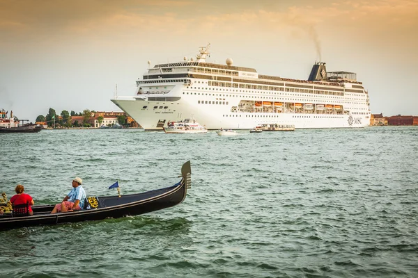 Venecia, Italia, 9 de agosto de 2013: El crucero cruza la Venecia — Foto de Stock