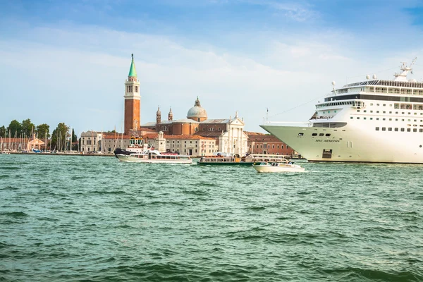 威尼斯，意大利，2013 年 8 月 9 日: 巡航船横渡威尼西亚 — 图库照片