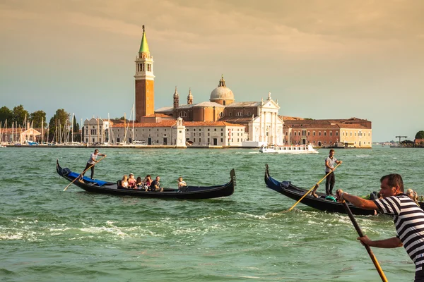 Venetië, Italië, 9 augustus 2013: Traditionele gondel op Grand Canal — Stockfoto