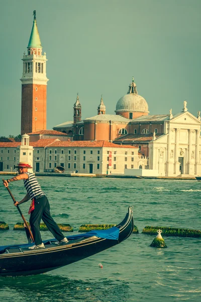 Wenecja, Włochy, zm. 9 sierpnia 2013: Tradycyjne Gondola na Canal Grand — Zdjęcie stockowe
