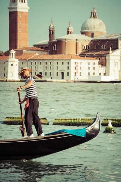Venezia, 9 agosto 2013: Gondola Tradizionale sul Canal Grand — Foto Stock