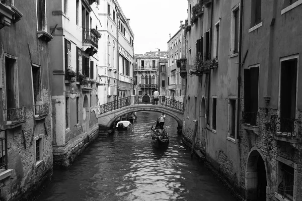 Venezia, 9 agosto 2013: Canale panoramico con gondola, Venezia , — Foto Stock