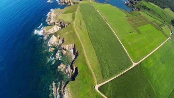 Filmagem aérea da costa da Galiza - Bela praia no norte da Espanha — Vídeo de Stock