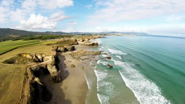 Повітряних кадри узбережжя Галицько - красивого пляжу в північній частині Іспанії — стокове відео