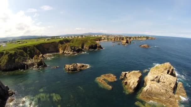 Filmagem aérea da costa da Galiza - Bela praia no norte da Espanha — Vídeo de Stock