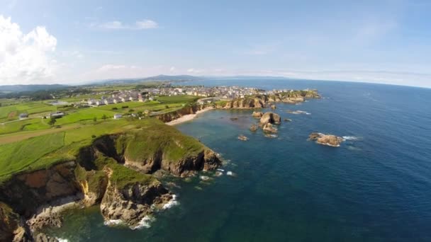 Imágenes aéreas de la costa de Galicia - Hermosa playa en el norte de España — Vídeo de stock