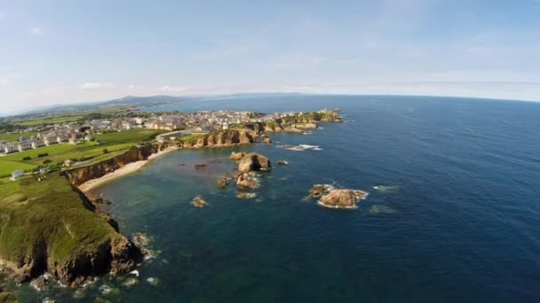 Imágenes aéreas de la costa de Galicia - Hermosa playa en el norte de España — Vídeo de stock