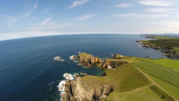 Luchtfoto beelden van kustlijn van Galicië - strand in het noorden van Spanje — Stockvideo