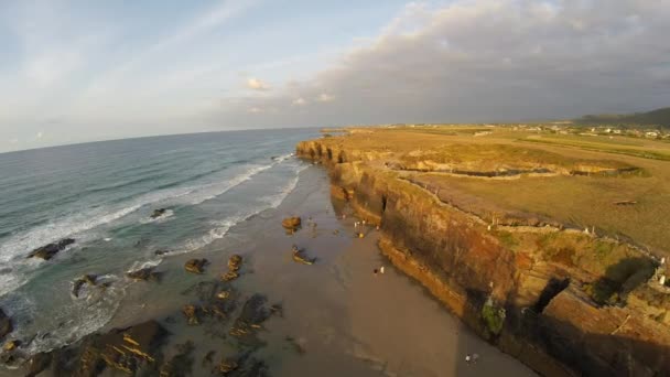 Veduta aerea della costa della Galizia - Bella spiaggia nel nord della Spagna — Video Stock