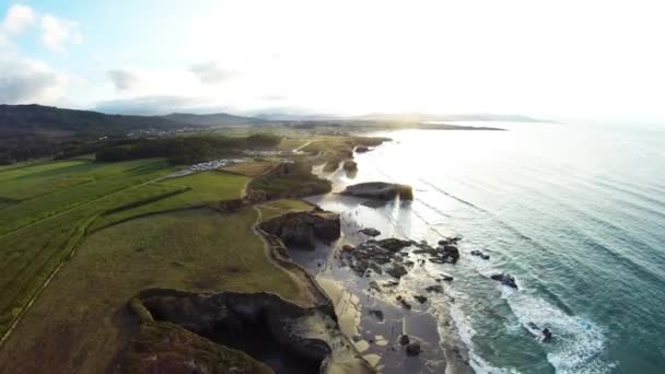 Vista aérea da costa da Galiza - Bela praia no norte da Espanha — Vídeo de Stock