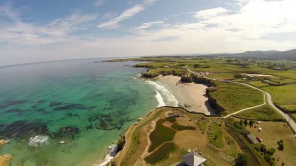 Vista aérea de la costa de Galicia - Hermosa playa en el norte de España — Vídeos de Stock