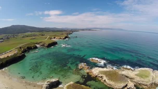 Vista aérea de la costa de Galicia - Hermosa playa en el norte de España — Vídeo de stock