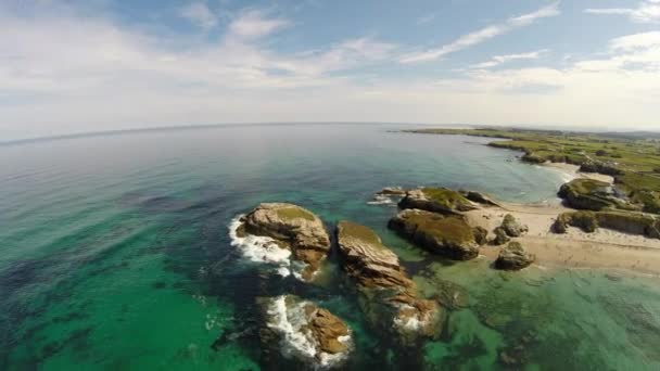 Αεροφωτογραφία των ακτών της Γαλικίας - όμορφη παραλία στο βόρειο τμήμα της Ισπανίας — Αρχείο Βίντεο