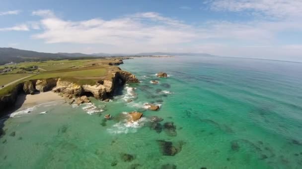 Vista aérea de la costa de Galicia - Hermosa playa en el norte de España — Vídeos de Stock