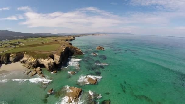 Vista aérea de la costa de Galicia - Hermosa playa en el norte de España — Vídeo de stock