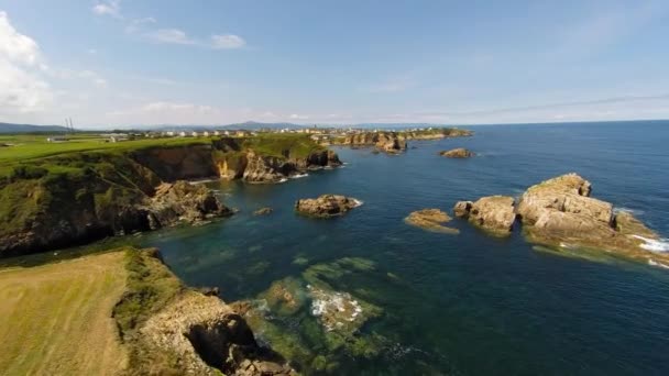 ガリシア - スペインの北で美しいビーチの海岸線の空中写真 — ストック動画