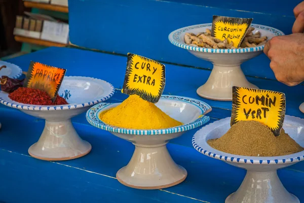 Koření na prodej váhy v obchodě ve staré súku v Tunisu, Tune — Stock fotografie