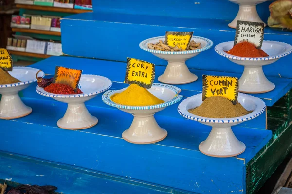 Kryddor till försäljning av vikten på en butik i den gamla Souq i Tunis, Tun — Stockfoto