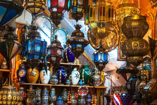 Lámparas de vidrio y metal tradicionales en la tienda en la medina de Túnez —  Fotos de Stock