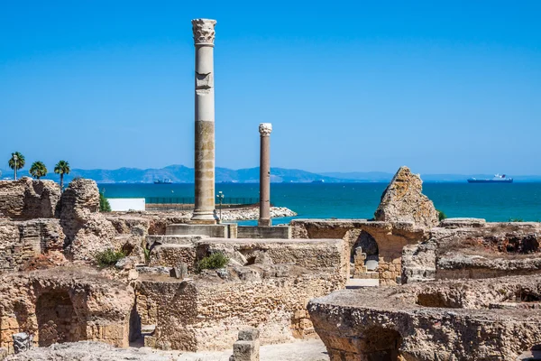 Antiche rovine a Cartagine, Tunisia con il Mar Mediterraneo in — Foto Stock