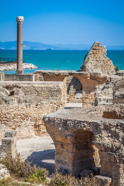 Ancient ruins at Carthage, Tunisia with the Mediterranean Sea in — Stock Photo, Image