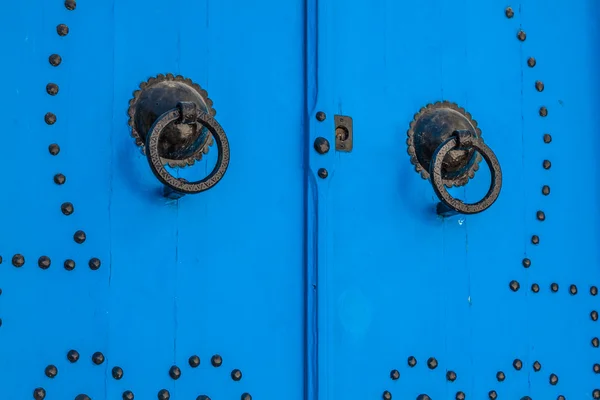 Porta tipica locale della casa tradizionale Tunisi Tunisia — Foto Stock