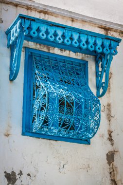 Beyaz duvar için tipik güzel süs mavi pencere