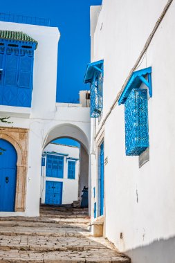Sidi Bou Said - tipik beyaz duvarlar, mavi kapı ile bina bir