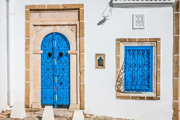 Porta tipica locale della casa tradizionale Tunisi Tunisia — Foto Stock