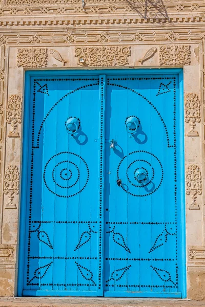 Декоративная дверь в Кайруане, Тунис — стоковое фото