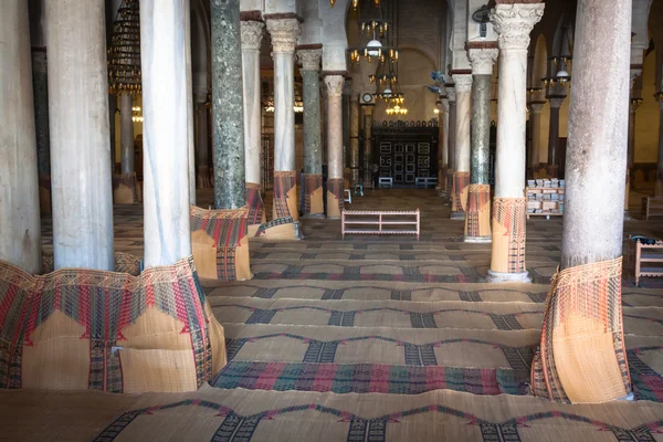 Sala de oração principal na Grande Mesquita de Kairouan, também conhecida como — Fotografia de Stock