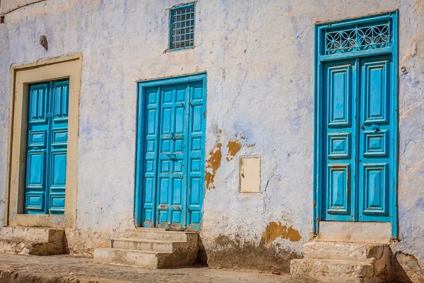 Dekoracyjne drzwi w Kairuan, Tunezja — Zdjęcie stockowe