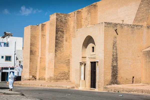 Casa tradicional blanco-azul de kairuán, Túnez —  Fotos de Stock