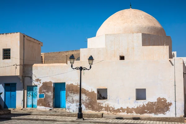 Casa tradicional blanco-azul de kairuán, Túnez — Foto de Stock