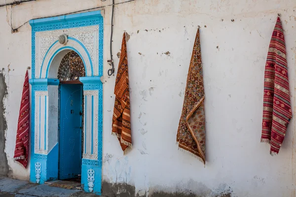 Casa branca-azul tradicional de kairouan, Tunis — Fotografia de Stock