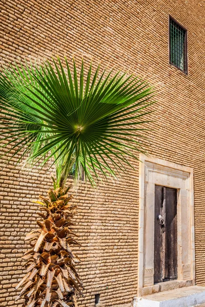 Decoratieve deur in Kairouan, Tunesië — Stockfoto