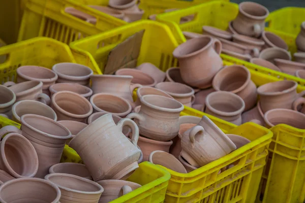 Rustico ceramica fatta a mano argilla marrone terracotta tazze souvenir a — Foto Stock