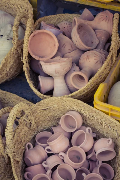 Rustico ceramica fatta a mano argilla marrone terracotta tazze souvenir a — Foto Stock