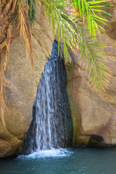 Wasserfall in der Bergoase Tschebika, Thunfisch, Afrika — Stockfoto