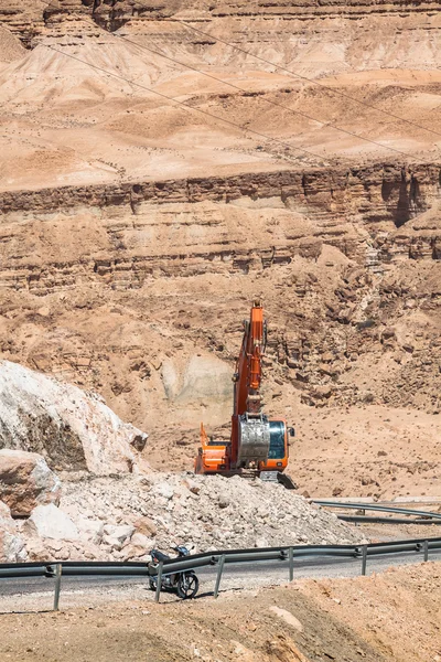 Excavatrice construisant une route de montagne dans la montagne atlas — Photo