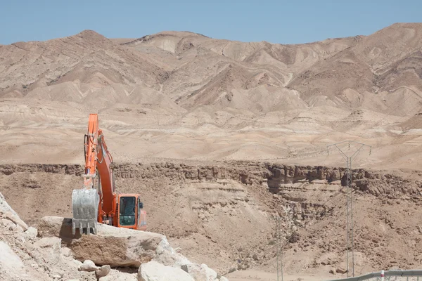 Grävmaskin bygga en bergsväg i berget atlas — Stockfoto