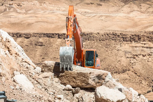 Excavatrice construisant une route de montagne dans la montagne atlas — Photo