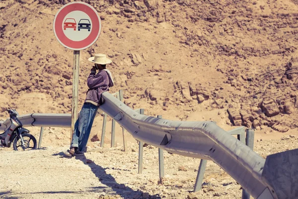 Jovem numa estrada na Tunísia — Fotografia de Stock