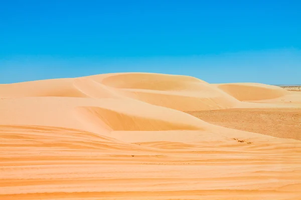 Песчаные дюны пустыни Сахара возле Онг-Джемел в Тузере, Тунис . — стоковое фото