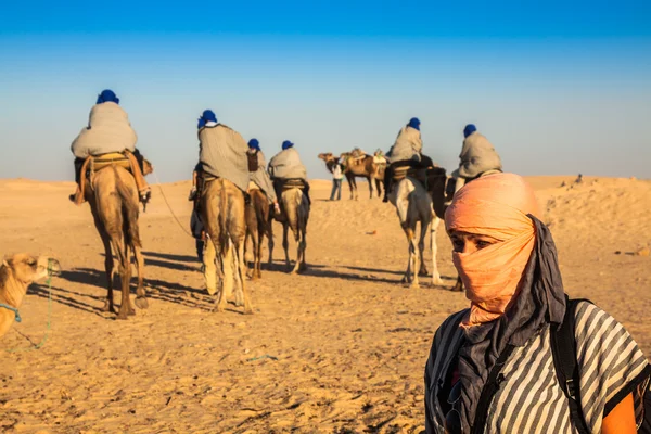 Beduins principais turistas em camelos em curto passeio turístico ao redor — Fotografia de Stock