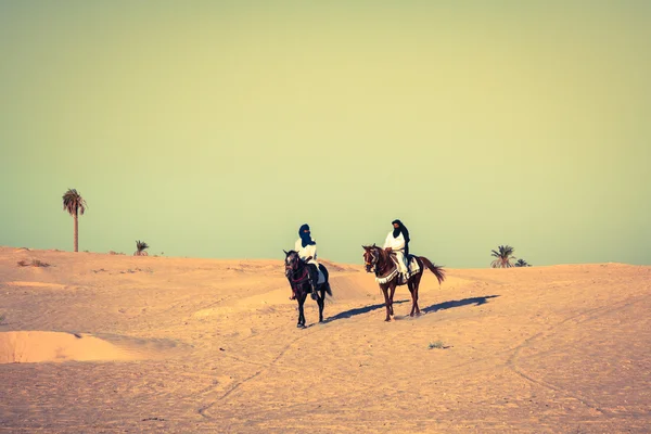 Einheimische auf Pferden, in der berühmten Saraha-Wüste, douz, tunisia — Stockfoto