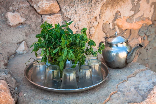 Mint te: en vattenkokare och ett glas — Stockfoto