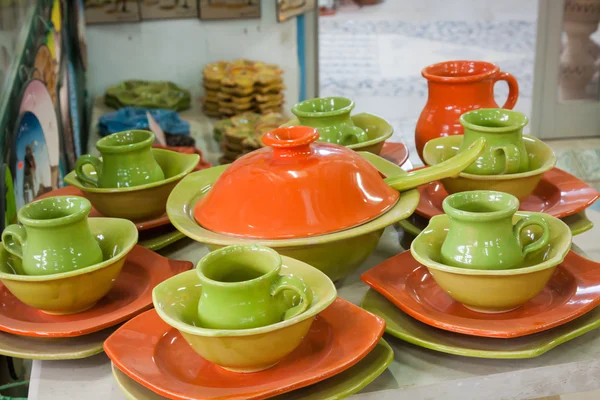 Керамическая посуда на тунисском рынке — стоковое фото