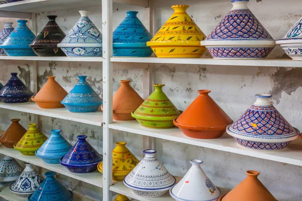 市場では、マラケシュ、モロッコのタジン鍋 — ストック写真