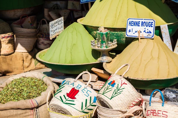 Bellissimo vivido mercato orientale con cestini pieni di vari spi — Foto Stock